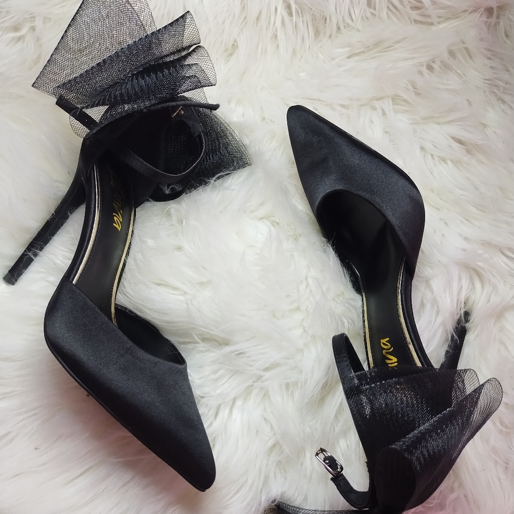 Size 9 Liliana's tulle bow heels